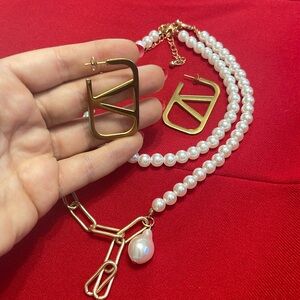 Set/bundle: Very beautiful V logo earrings and faux pearls necklace in gold.